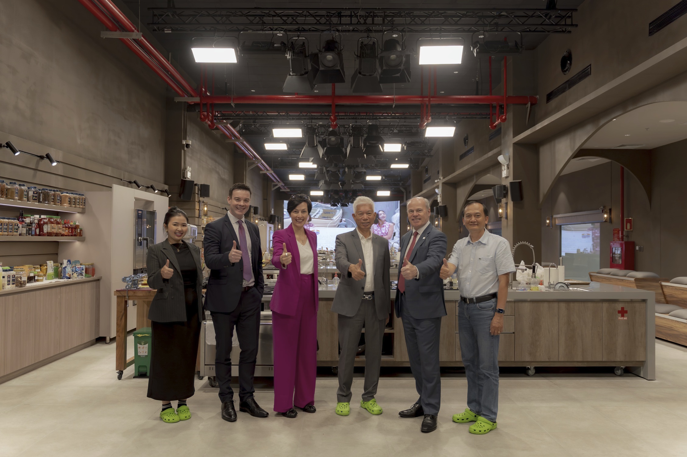 Welcoming the Canadian Ambassador Delegation to Dan On Foods Factory