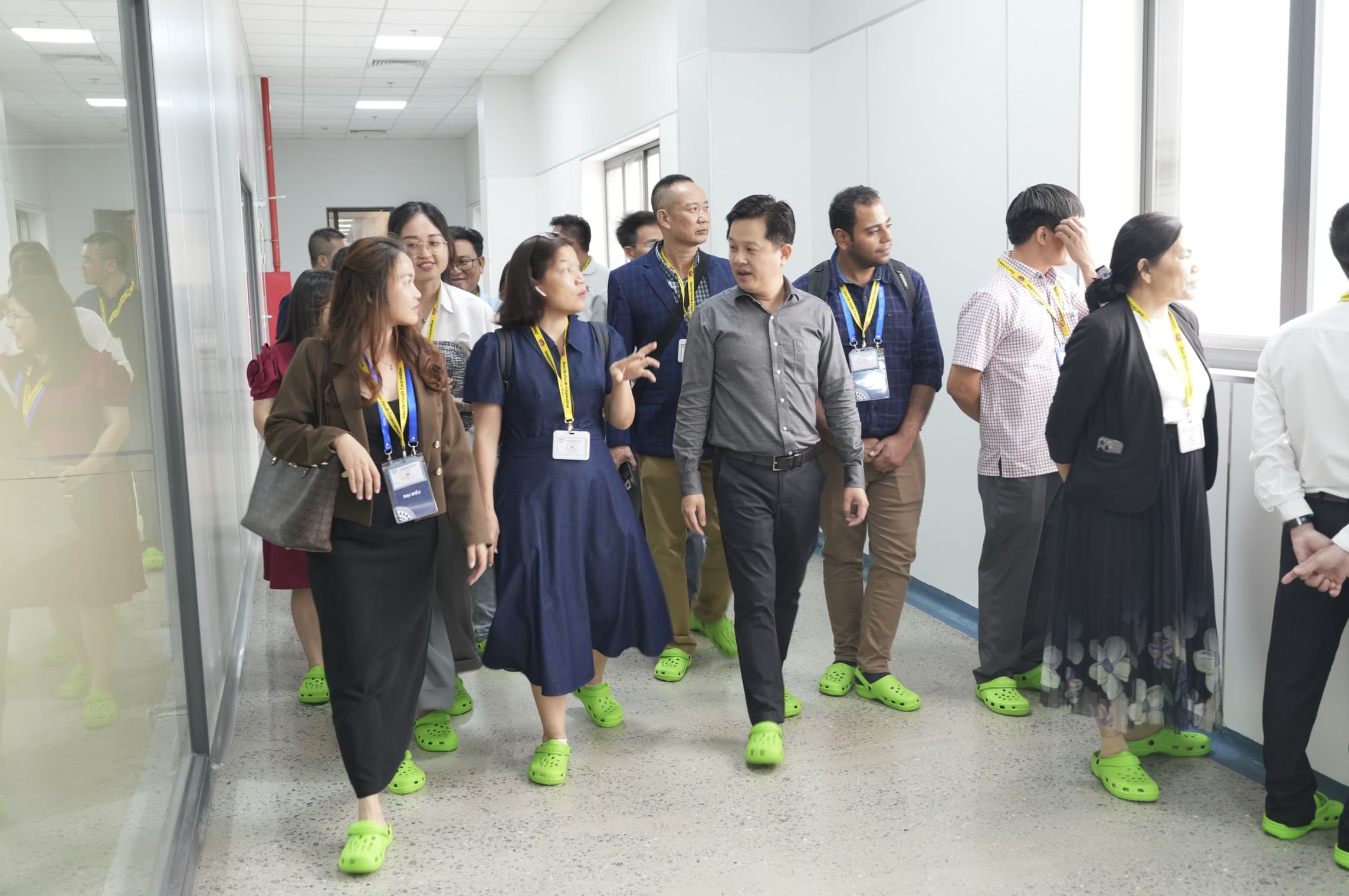 anh_kha_nhan_vien_dof_dai_dien_huong_dan_ve_nha_may