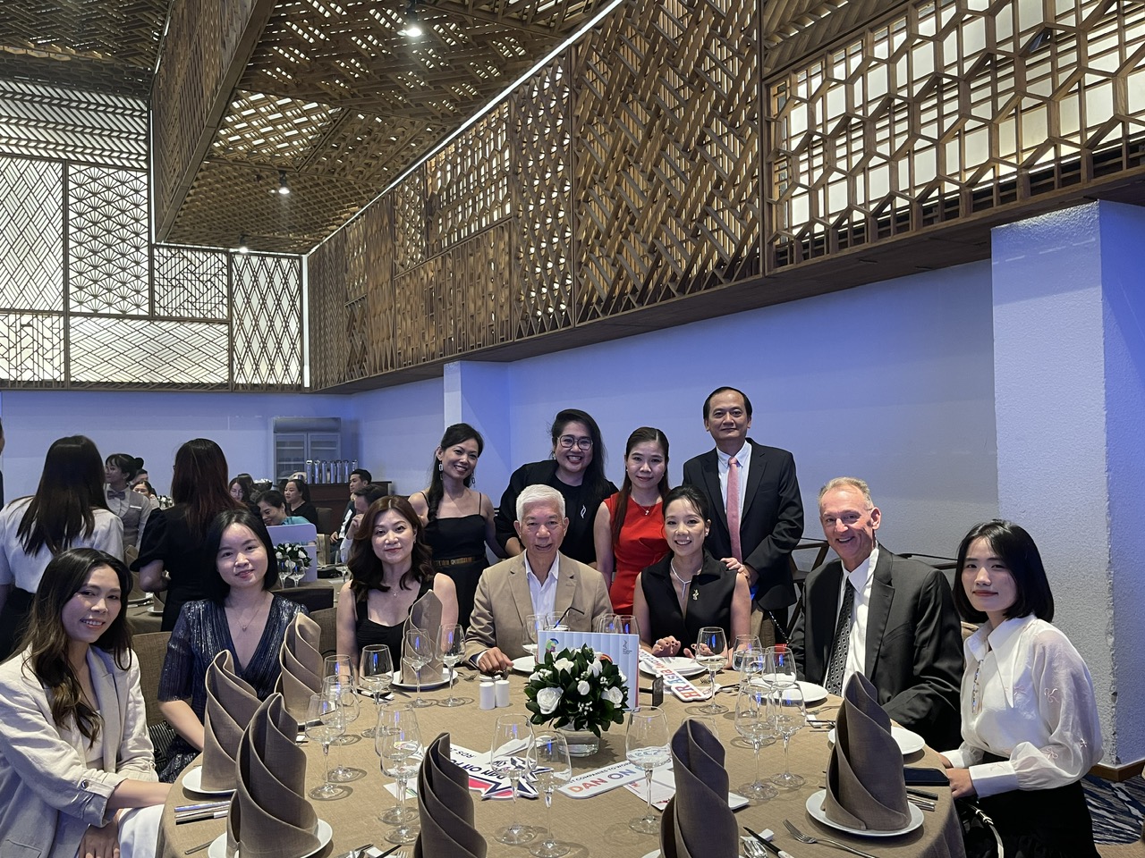 dai_dien_tham_gia_nhan_giai_thuong_cua_dan_on_foods_corporation