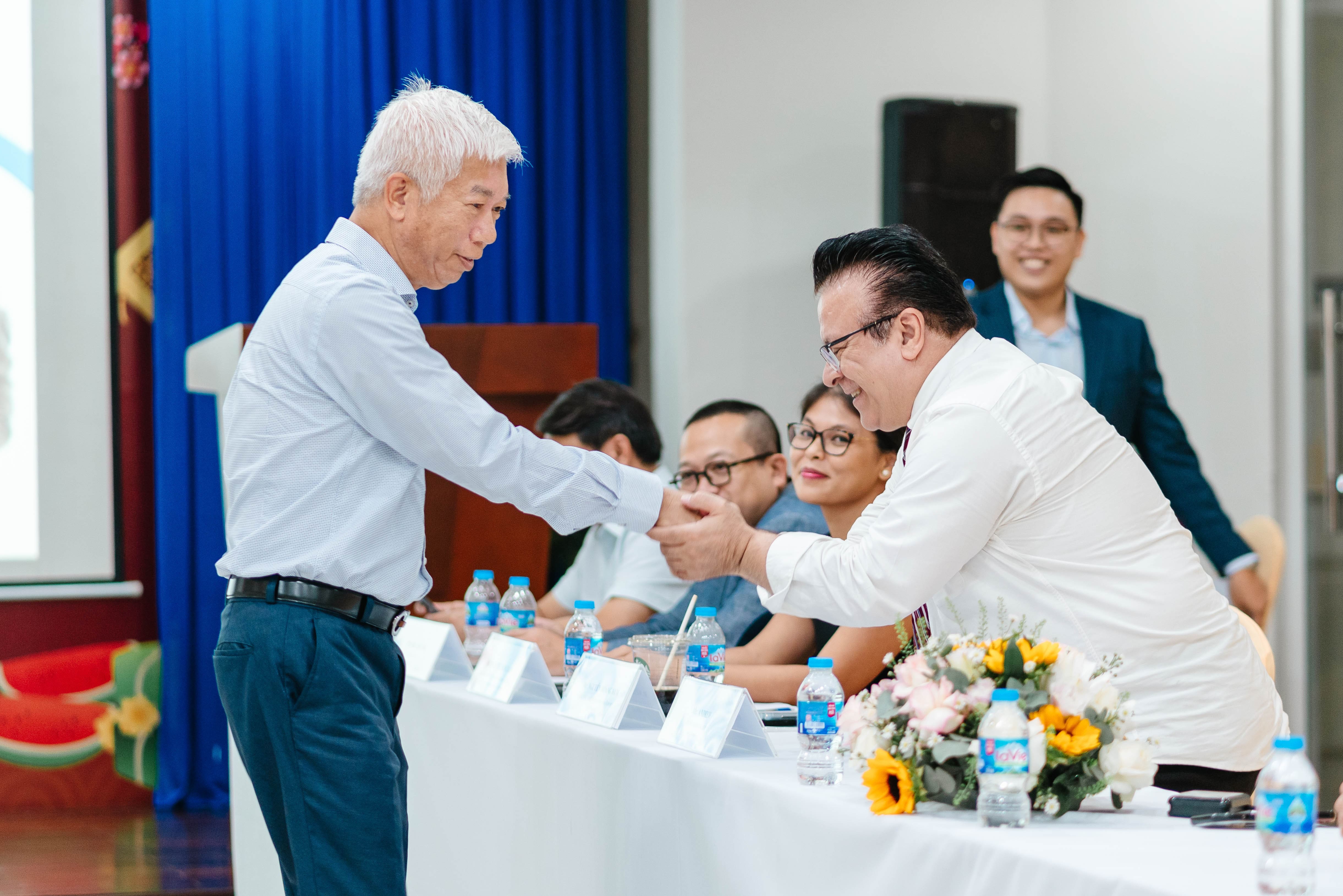 ong_dan_on_bat_tay_cung_giang_vien_chuong_trinh_andrew