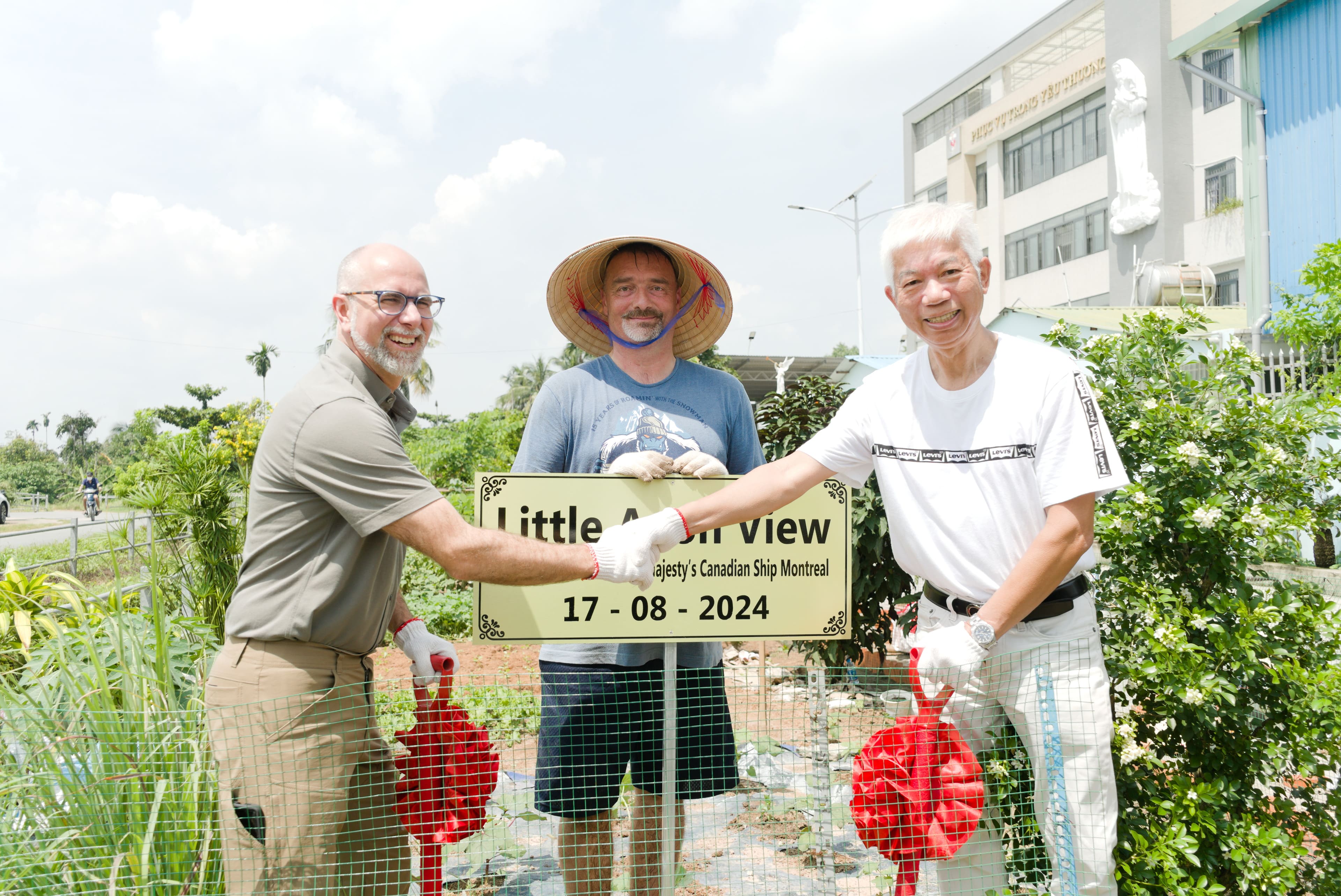 ong_shawn_steil_cung_ong_dan_on_trong_cay_xay_vuon_tai_mai_am_tinh_me
